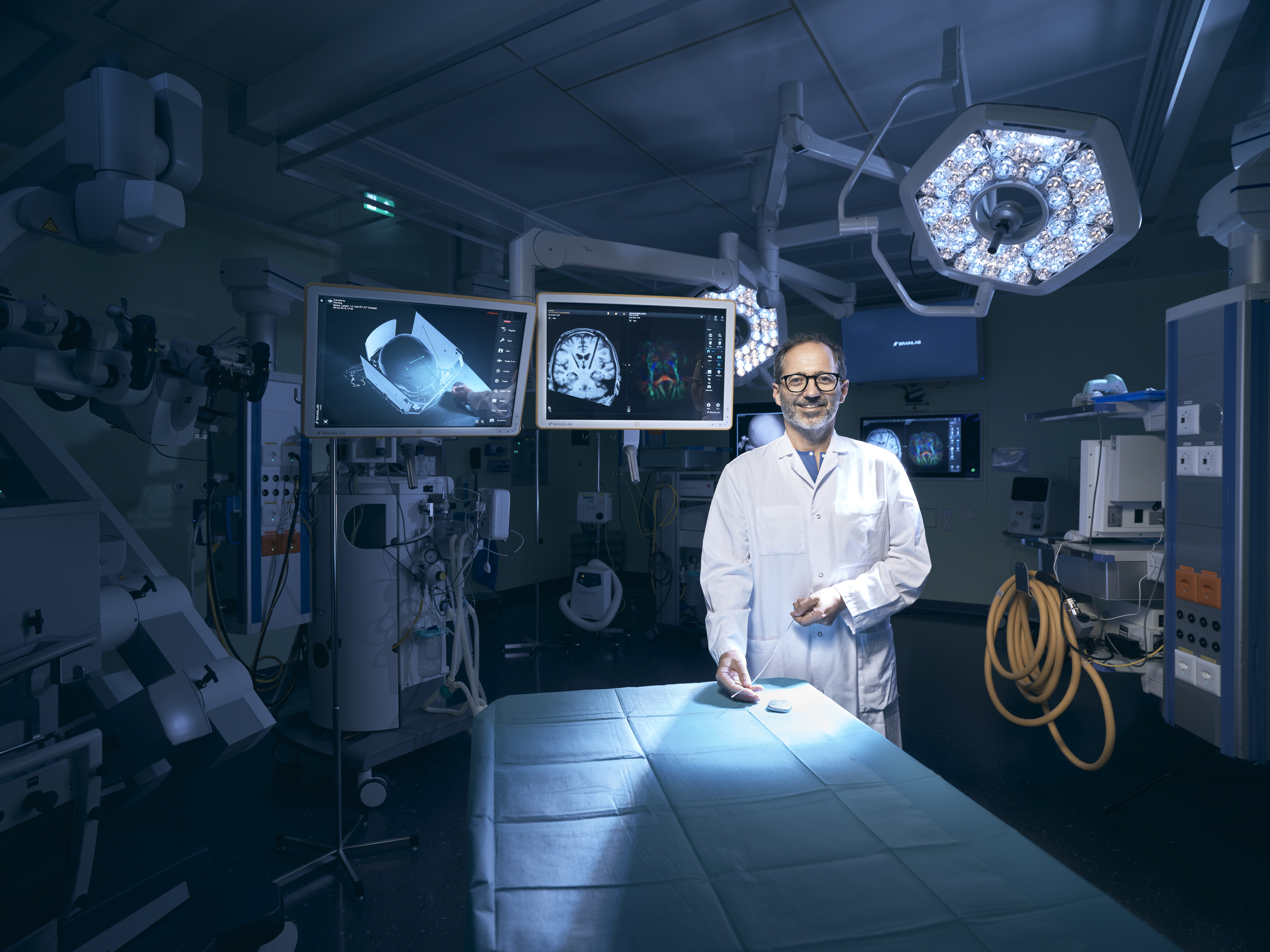 Prof. Dr. Claudio Pollo, Stv. Chefarzt, Leiter funktionelle Neurochirurgie in einem Operationssaal im Inselspital Bern am 10. Juni 2020 in Bern. Photo: Michael Buholzer