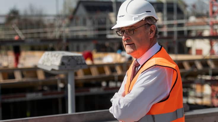 Bundesrat Guy Parmelin besucht die Baustelle des Bärenhochhauses, am Freitag, 3. April 2020 in Ostermundigen. 