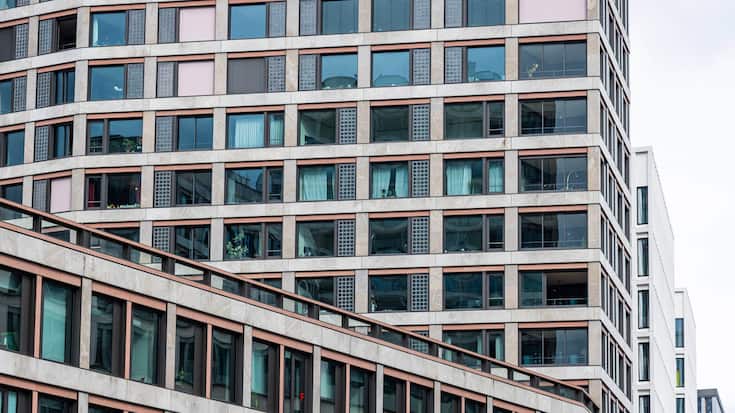 Blick auf die Hausfassade bei Häusern an Europaallee, unweit vom Zürcher Hauptbahnhof.
