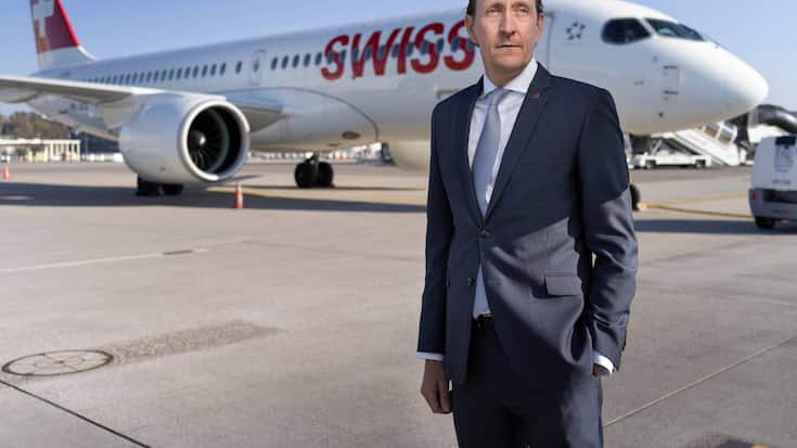 Dieter Vranckx, CEO der Fluggesellschaft SWISS, posiert neben einem Verkehrsflugzeug der SWISS auf dem Rollfeld des Flughafens Zuerich am 28. Oktober 2021 in Kloten, Zuerich.