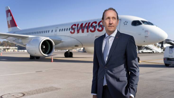 Dieter Vranckx, CEO der Fluggesellschaft SWISS, posiert neben einem Verkehrsflugzeug der SWISS auf dem Rollfeld des Flughafens Zuerich am 28. Oktober 2021 in Kloten, Zuerich. (KEYSTONE/Gaetan Bally)
