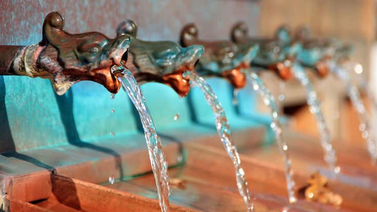 Wie die historischen Wasserspeier an diesem Brunnen schütten die Unternehmen grosszügig Dividende aus.