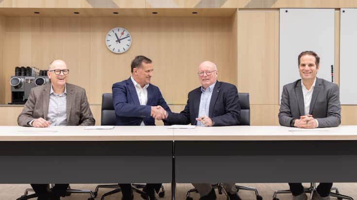 <p>Dieses Foto posteten die Japaner auf der Plattform Linkedin. Darauf zu sehen: SBB-Chef Ducrot (Zweiter von rechts) beim Handschlag mit dem Hitachi-Verantwortlichen.</p>