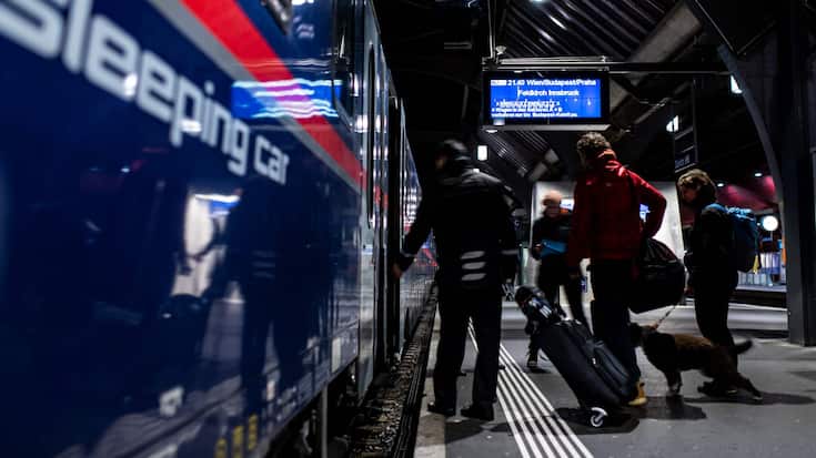 Nachtzug OEBB Zug Bahnsteig