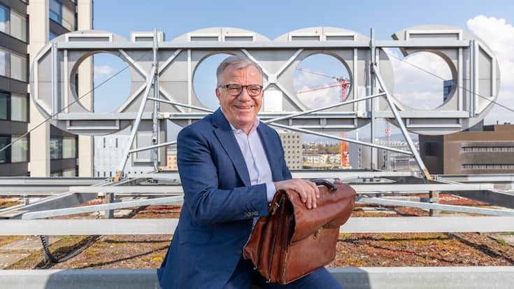 Hans Ueli Loosli scheidender VRP COOP auf dem Dach des Hauptsitzes am Ende seiner Amtszeit mit der Ledertasche die ihn durch die ganze COOP Zeit hindurch begleitet hat.
