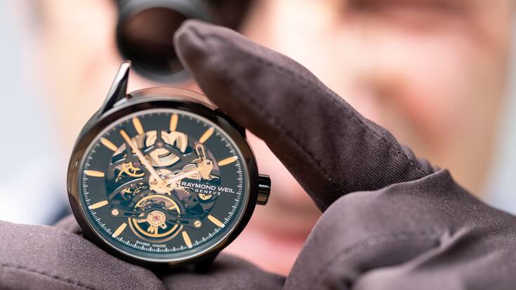 A watchmaker makes a watch at the manufacturing of Swiss luxury watch brand Raymond Weil in Geneva, Switzerland, on October 8, 2018. (KEYSTONE/Gaetan Bally) Ein Uhrmacher fertigt in der Manufaktur der Schweizer Luxusuhrenmarke Raymond Weil in Genf eine Uhr an, aufgenommen am 8. Oktober 2018. (KEYSTONE/Gaetan Bally)