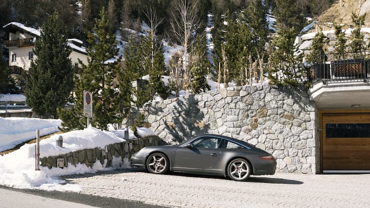 A Porsche on a parking space in St. Moritz, Canton of Grisons, Switzerland, on March 17, 2016. (KEYSTONE/Christian Beutler)Ein Porsche auf einem Parkplatz am 17. Maerz 2016 in St. Moritz. (KEYSTONE/Christian Beutler)