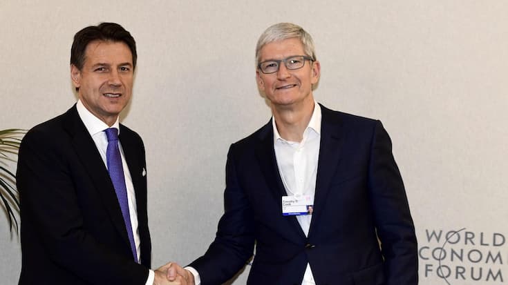 epa07313015 A handout photo made available by the Chigi Palace Press Office shows Italian Prime Minister Giuseppe Conte (L) with the Chief Executive Officer (CEO) of Apple, Tim Cook (R), during a meeting on the sidelines of the 49th annual meeting of the World Economic Forum (WEF), in Davos, Switzerland, 23 January 2019. The meeting brings together entrepreneurs, scientists, corporate and political leaders in Davos under the topic 'Globalization 4.0' from 22 to 25 January 2019.