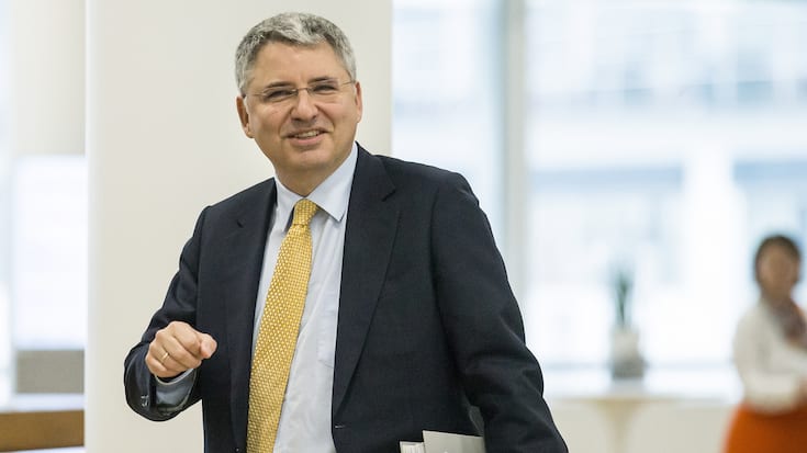 Severin Schwan, Chief Executive Officer Roche, ist auf dem Weg zur Bilanzmedienkonferenz von Roche am Mittwoch, 1. Februar 2017, in Basel. (KEYSTONE/Alexandra Wey)