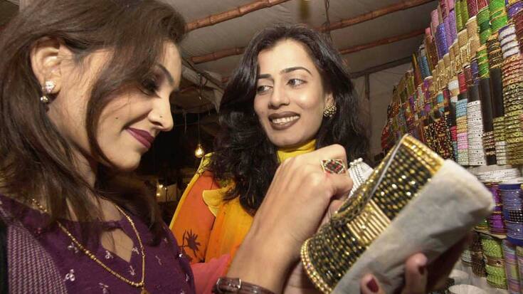 pakistan-frauen-markt-schmuck.jpg