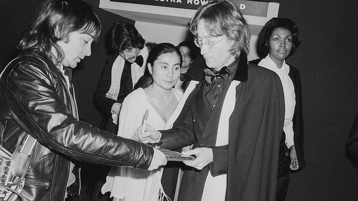 John Lennon gibt ein Autogramm in New York, 1960. Sein letztes Autogramm, das Lennon auf einer Vinylplatte gab, ist viel wert.