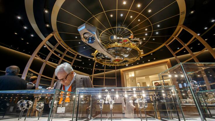 Visitors gather at the Montblanc booth, during the first day of the 28th edition of the Salon International de la Haute Horlogerie, SIHH, in Geneva, Switzerland, Monday, January 15, 2018. (KEYSTONE/Salvatore Di Nolfi)