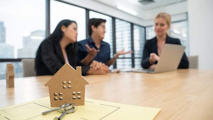 Successful estate agent advises a family couple on buying a house