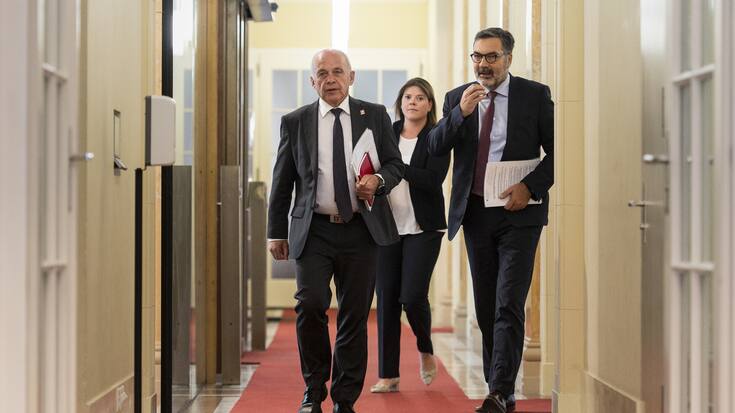 Bundesrat Ueli Maurer in Bern mit Tamara Pfammatter und Peter Minder