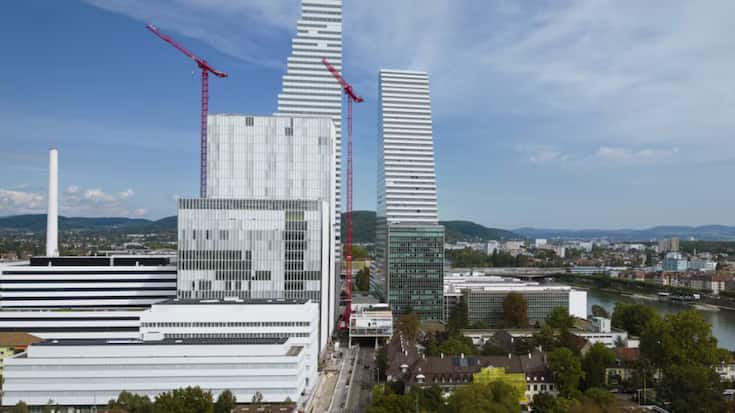 <p>Das Verwaltungsgebäude B52 (in der Bildmitte) vor dem einiges höheren Rocheturm Bau 1. (Archivbild)</p>