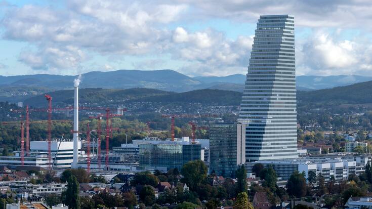 ARCHIVBILD ZUR MELDUNG, DASS ROCHE SPARK THERAPEUTICS UEBERNEHMEN WILL --- Blick auf das Roche Gelaende mit dem Roche-Turm (Bau 1), in Basel am Montag, 24. September 2018. (KEYSTONE/Georgios Kefalas)