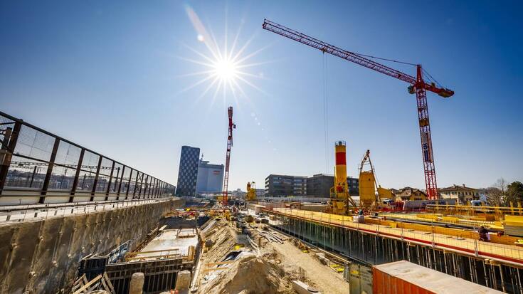 SCHWEIZ SBB GRUNDSTEINLEGUNG PARC DU SIMPLON Baustelle Baukran