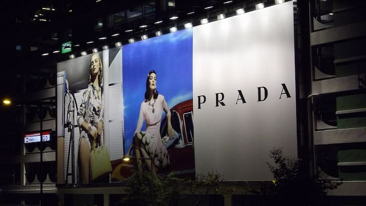 Werbeplakat des Luxusherstellers Prada.