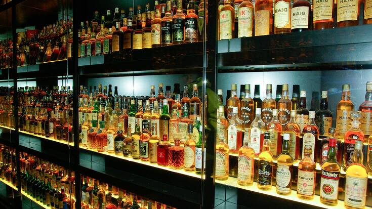 Eine grosse Auswahl an Whiskey in einer Bar.