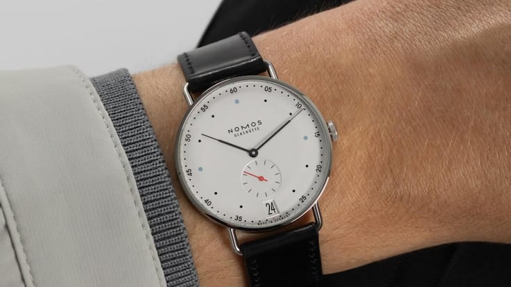 <p>Die äusserlich unveränderte Uhr wurde innerlich mit dem Handaufzugskaliber DUW 4601 aufgewertet, das eine Gangreserve von 52 Stunden bietet. </p>