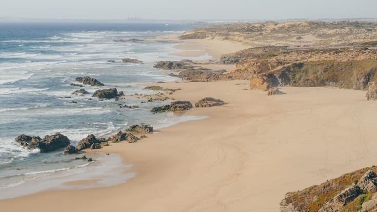 <p>Das Land jenseits des Tejo-Flusses berührt im Westen den Atlantik.</p>