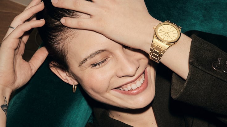 Frau trägt Uhr von Audemars Piguet.