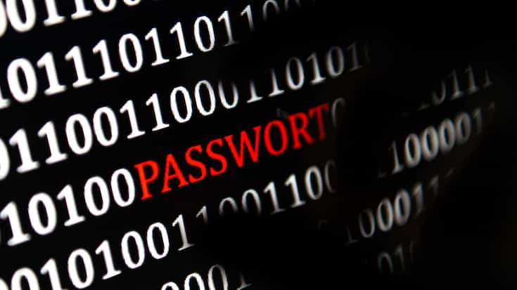 ARCHIV - ILLUSTRATION - Eine Hand greift nach dem Wort «Passwort», das auf einem Computerbildschirm am 26.01.2017 in Berlin angezeigt wird. (zu dpa «Studie: Computerkriminalität macht Unternehmen zu schaffen» vom 12.04.2017) (KEYSTONE/DPA/A4697/_Monika Skolimowska)
