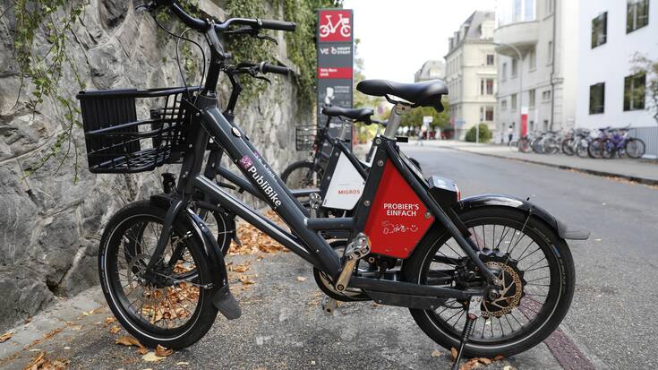 Publibike Fahrraeder stehen bei einer Velostation, am Sonntag, 23. September 2018, in Bern. (KEYSTONE/Peter Klaunzer)