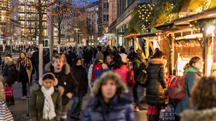 ZUERICH, 16.12.2016 - Blick auf die Bahnhofstrasse mit Weihnachtsbeleuchtung. (KEYSTONE/Pascal Mora)