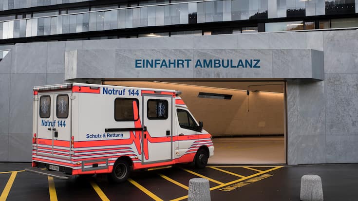 Ein Fahrzeug der Schutz und Rettung faehrt in die Einfahrt der Ambulanz im Stadtspital Triemli Zuerich, am Mittwoch 29. November 2017. (KEYSTONE/Ennio Leanza)