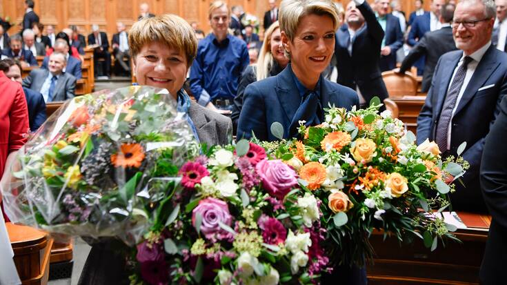 Viola Amherd, links, und Karin Keller-Sutter, freuen sich ueber ihre Wahlen zu den 118. und 119. Mitgliedern des Bundesrates waehrend der Ersatzwahl in den Bundesrat durch die Vereinigte Bundesversammlung, am Mittwoch, 5. Dezember 2018 im Nationalratssaal in Bern. (KEYSTONE/Anthony Anex)