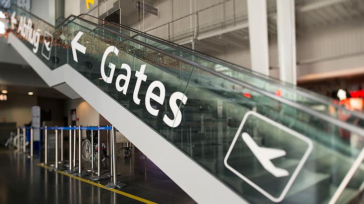 Treppe zu den Gates in der Abflugshalle 4 am EuroAirport in Basel 