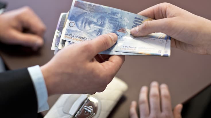 [POSED PICTURE] Bank customers at the counter of Raiffeisen Bank in Kuessnacht a. R., Switzerland, pictured on June 26, 2012. (KEYSTONE/Martin Ruetschi) [GESTELLTE AUFNAHME/SYMBOLBILD] Bankkunden am Schalter bei Raiffeisen in Kuessnacht a. R., aufgenommen am 26. Juni 2012. (KEYSTONE/Martin Ruetschi)