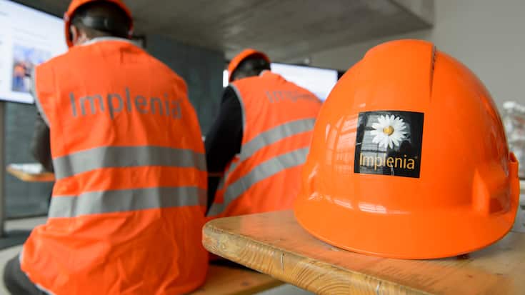 Ein Helm mit dem Implenia Logo 