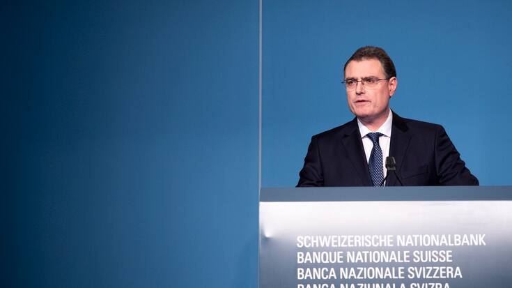 Thomas Jordan, Praesident des Direktoriums der Schweizerischen Nationalbank SNB, spricht am Jahresend-Mediengespraech der SNB, am Donnerstag, 13. Dezember 2018, in Bern.  Die Schweizerische Nationalbank belaesst ihre Geldpolitik unveraendert expansiv. Der Zins auf Sichteinlagen bei der Nationalbank betraegt weiterhin -0,75% und das Zielband fuer den Dreimonats-Libor liegt unveraendert zwischen -1,25% und -0,25%. Die Nationalbank bleibt bei Bedarf am Devisenmarkt aktiv. (KEYSTONE/Anthony Anex)