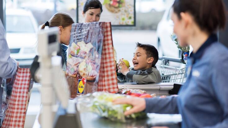[Editor's Note: staged photo/dated staff uniform] Customers at a checkout in a branch of supermarket chain Lidl Schweiz in Amriswil in the Canton of Thurgau, Switzerland, pictured on March 28, 2014. (KEYSTONE/Christian Beutler)[Editor's Note: gestellte Aufnahme/veraltete Mitarbeiteruniform] Kunden bezahlen ihre Einkaeufe an der Kasse, in einer Filiale von Lidl Schweiz in Amriswil am 15. Februar 2016. (KEYSTONE/Christian Beutler)