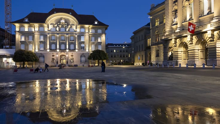 Die Schweizerische Nationalbank, links, und das Bundeshaus, rechts, am Montag, 25. September 2023, in Bern. (KEYSTONE/Peter Klaunzer)