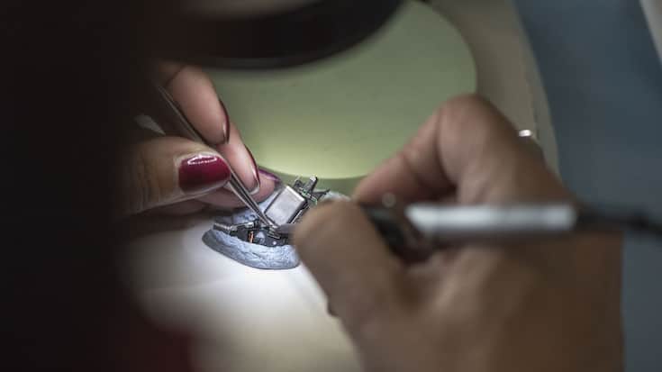 Der Hörgerätehersteller Sonova ist im ersten Halbjahr gewachsen und sieht sich auf Kurs zu den Jahreszielen. 