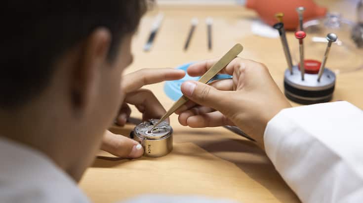 Ein junger Mann uebt bei einem Stand der Uhrmacher mit einer Pinzette und einem Uhrwerk, bei den Schweizer Berufsmeisterschaften SwissSkills 2022, am Freitag, 9. September 2022, in Bern. (KEYSTONE/Peter Klaunzer)