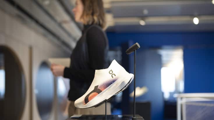 Sportschuhe von On werden in den Bueros von On ausgestellt, fotografiert am Mittwoch, 22. Januar 2025, am Hauptsitz von On in Zuerich. (KEYSTONE/Gaetan Bally)