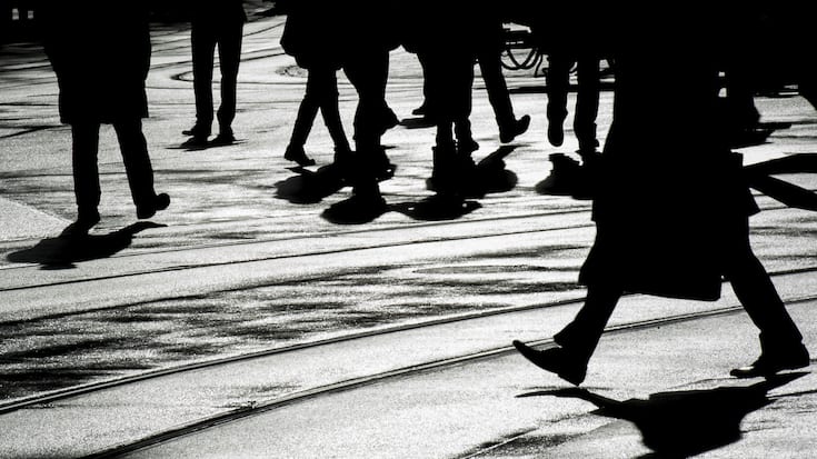 Menschen bewegen sich am Freitag, 24. Januar 2014, auf dem Paradeplatz in Zuerich. (KEYSTONE/Ennio Leanza)