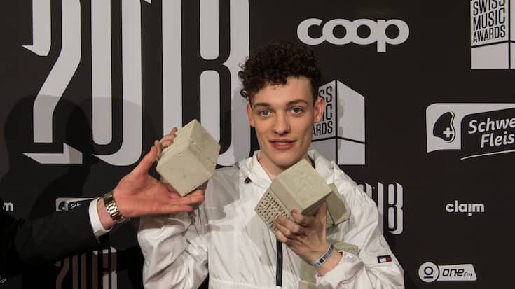 Musiker Nemo vor der Sponsorenwand im Zürcher Hallenstadion 2018