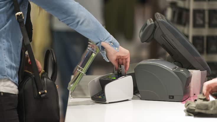 A client pays with credit card in the branch of the clothing company Chicoree in the Emmen Center in Emmenbruecke, Switzerland, on April 17, 2014. (KEYSTONE/Christian Beutler)Eine Kundin bezahlt mit einer Kreditkarte in der Filiale der Modehauskette Chicoree im Emmen Center in Emmenbruecke, Schweiz, am 17. April 2014. (KEYSTONE/Christian Beutler)