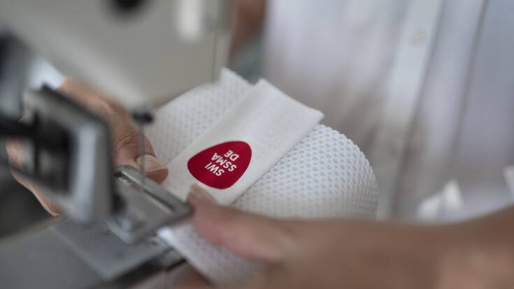 Naeharbeiten einer Schneiderin an einem Teil des Matratzenbezugs des Matratzenmodells "Energy" der Coop Moebelhausmarke Livique, am 25. Juni 2019 in Bilten, Kanton Glarus. (KEYSTONE/Gaetan Bally)
