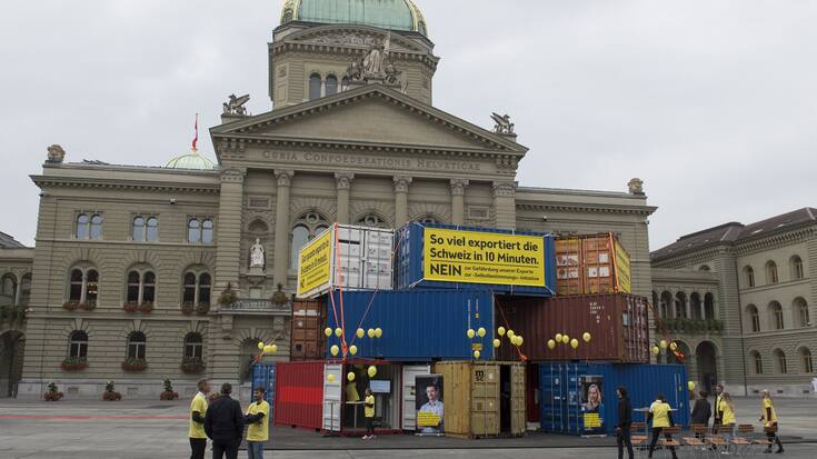 Mit einer Aktion mit 18 Frachtcontainern eroeffnet Economie Suisse den Kampf gegen die Selbstbestimmungsinitiative der SVP am Donnerstag, 11. Oktober 2018, auf dem Bundesplatz Bern. Die Volksabstimmung ueber die Selbstbestimmungsinitiative (SBI) findet am 25. November 2018 statt. (KEYSTONE/Lukas Lehmann)