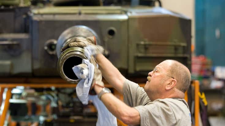 Ruag-Mitarbeiter bearbeitet ein Panzerrohr