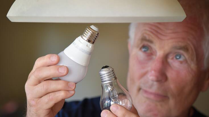 Halogenlampe wird gegen eine energiesparende LED-Lampe ausgewechselt.