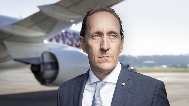 Dieter Vranckx, CEO der Fluggesellschaft SWISS, posiert neben einem Verkehrsflugzeug der SWISS auf dem Rollfeld des Flughafens Zuerich am 28. Oktober 2021 in Kloten, Zuerich. (KEYSTONE/Gaetan Bally)