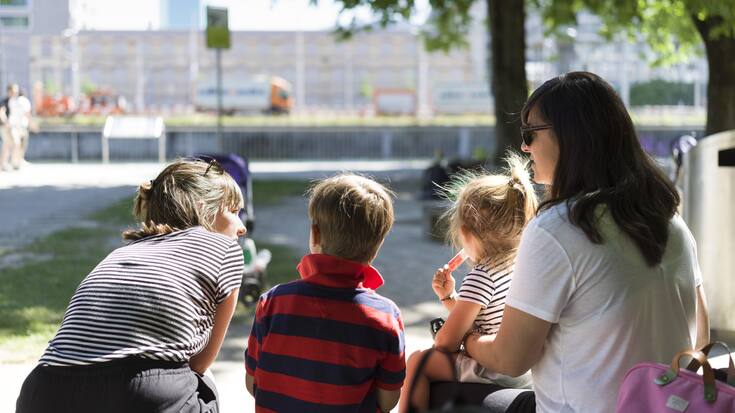 An LGBT family - a lesbian couple with their two children - on the playground of the Community Centre Wipkingen during a meeting of the umbrella organisation "Regenbogenfamilien" (LGBT Families) in Zurich, Switzerland, on June 8, 2019. (KEYSTONE/Gaetan Bally)Eine Regenbogenfamilie - ein lesbisches Paar mit ihren zwei Kindern - auf dem Spielplatz des GZ (Zuercher Gemeinschaftszentrum) Wipkingen waehrend einem Treffen des Dachverbandes "Regenbogenfamilien" am 8. Juni 2019 in Zuerich. (KEYSTONE/Gaetan Bally)