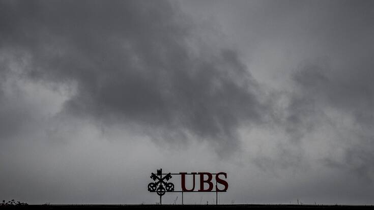 Blick auf die Bank UBS am Paradeplatz, aufgenommen am Montag, 28. Juli 2014, in Zuerich. Die Grossbank UBS hat sich im Steuerstreit mit Deutschland mit den Behoerden geeinigt. Die Uebereinkunft sei im Juli erzielt worden und beinhalte eine Zahlung von rund 300 Millionen Euro, teile die UBS zusammen mit dem Quartalsergebnis mit. (KEYSTONE/Ennio Leanza)